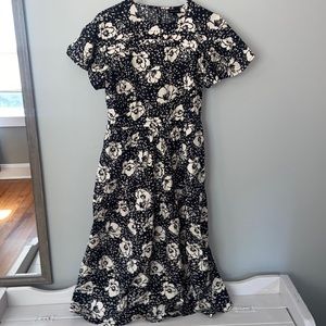 Fitted puffed sleeves knee length dress